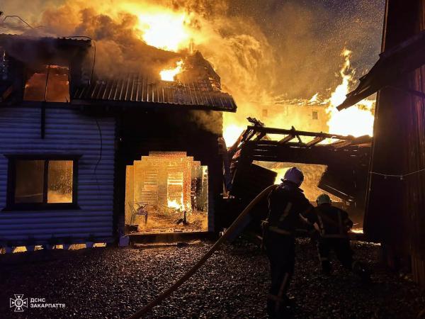  Вогнеборці ліквідували пожежу на території бази відпочинку у Солотвині 