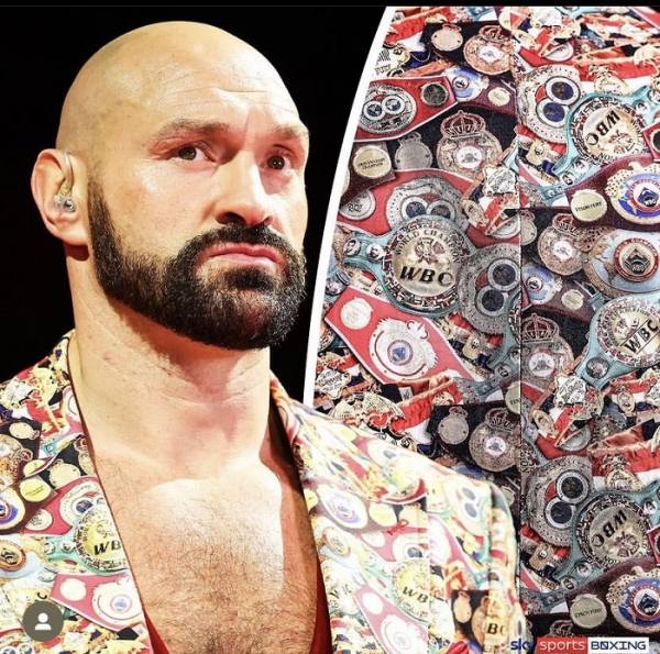 Ф’юрі знову здивував костюмом на зустрічі з Усиком. Хто шиє яскравий одяг для Циганського Короля Ф’юрі знову здивував костюмом на зустрічі з Усиком. Хто шиє яскравий одяг для Циганського Короля