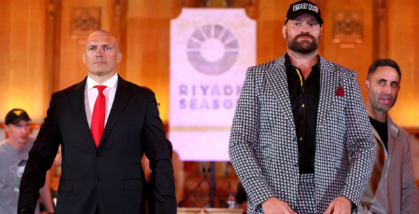 Ф’юрі знову здивував костюмом на зустрічі з Усиком. Хто шиє яскравий одяг для Циганського Короля Ф’юрі знову здивував костюмом на зустрічі з Усиком. Хто шиє яскравий одяг для Циганського Короля