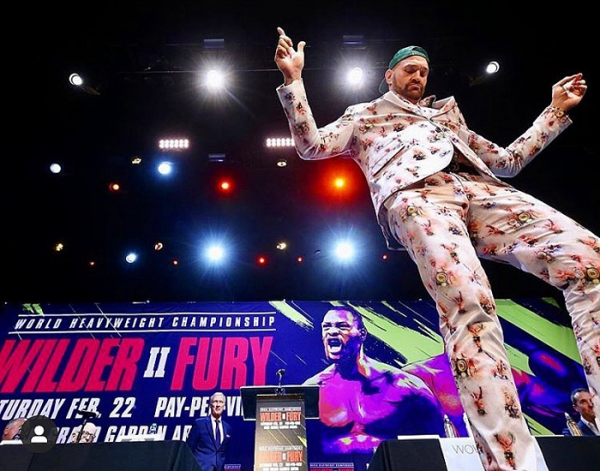 Ф’юрі знову здивував костюмом на зустрічі з Усиком. Хто шиє яскравий одяг для Циганського Короля Ф’юрі знову здивував костюмом на зустрічі з Усиком. Хто шиє яскравий одяг для Циганського Короля