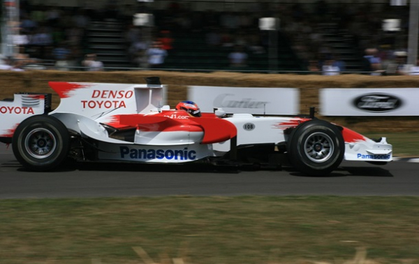 У Києві виставили болід Формули-1 У Києві виставили болід Формули-1