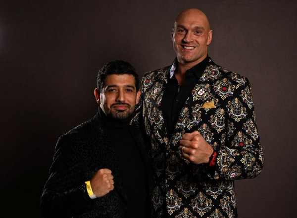 Ф’юрі знову здивував костюмом на зустрічі з Усиком. Хто шиє яскравий одяг для Циганського Короля Ф’юрі знову здивував костюмом на зустрічі з Усиком. Хто шиє яскравий одяг для Циганського Короля