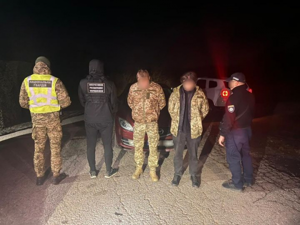  На Закарпатті біля кордону зі Словаччиною затримали чоловіків у військовій формі 