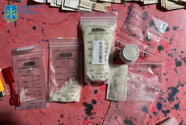  На Закарпатті викрили угруповання ділків, які поставляли наркотики та психотропи в установу виконання покарань 
