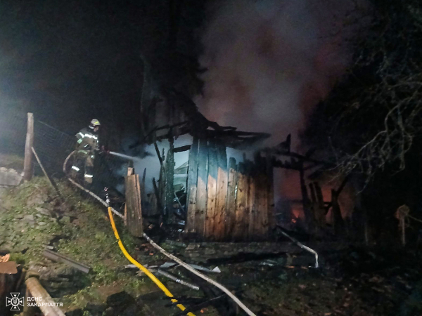  На Мукачівщині рятувальники вберегли дерев’яний будинок від знищення вогнем 