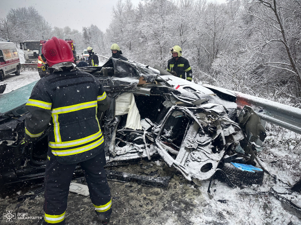  У Хустського району зіткнулися Audi A6 та рейсовий автобус: загинула 22-річна водійка 