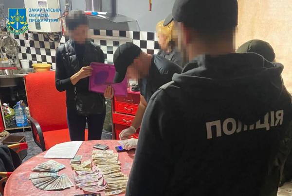  На Закарпатті викрили угруповання ділків, які поставляли наркотики та психотропи в установу виконання покарань 