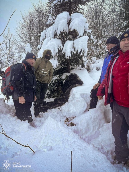  Рахівські гірські рятувальники відшукали туриста, який блукав у засніжених горах 3 доби 