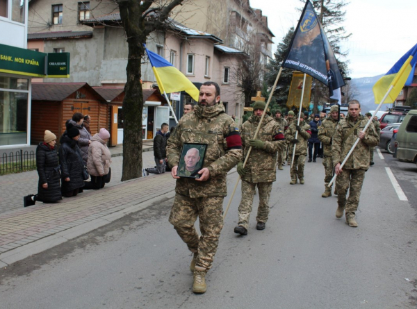  У Рахові поховали військового, який із перших днів війни захищав Україну 