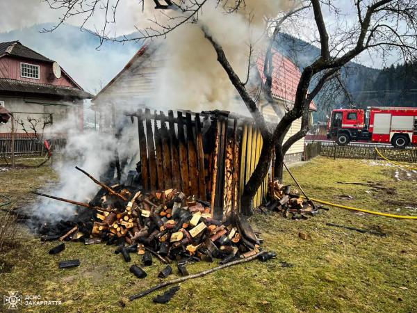  Міжгірські вогнеборці під час пожежі вберегли від знищення житловий будинок 