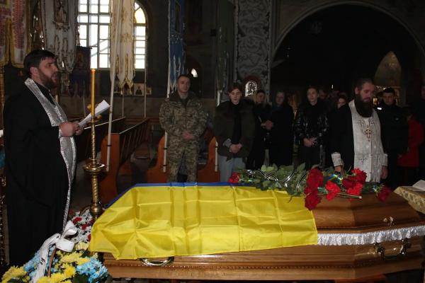  У Рахові поховали військового, який із перших днів війни захищав Україну 