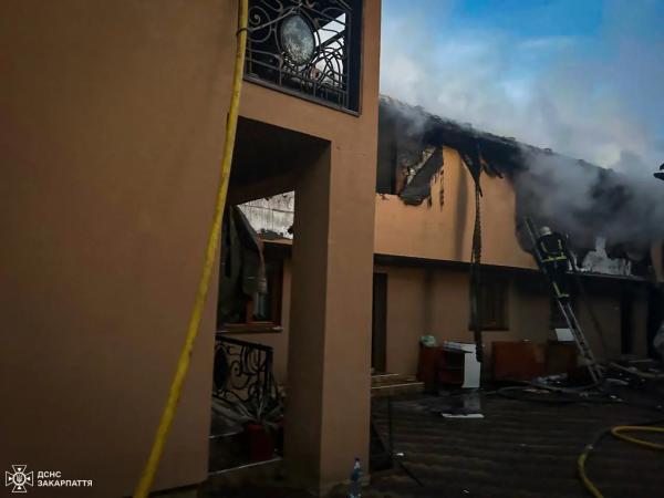  Рахівські рятувальники ліквідували значну пожежу в житловому будинку 