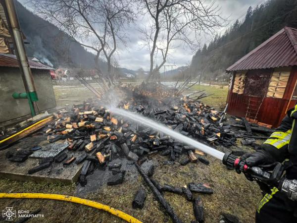  Міжгірські вогнеборці під час пожежі вберегли від знищення житловий будинок 