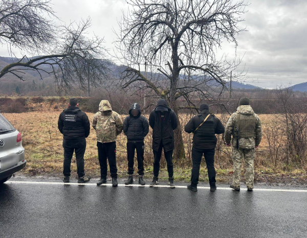  На Закарпатті переправники доєдналися до траурного кортежу, аби провезти «клієнтів» через контрольні пости 