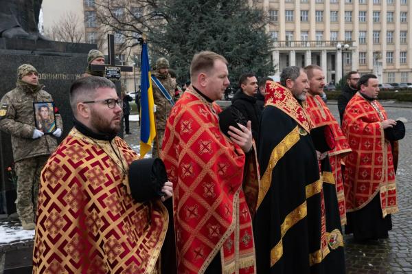  В Ужгороді провели в останню дорогу 37-річного солдата Валерія Маковського 