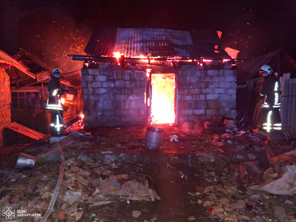  На Мукачівщині рятувальники під час ліквідації пожежі не допустили поширення вогню на сусідні будинки 