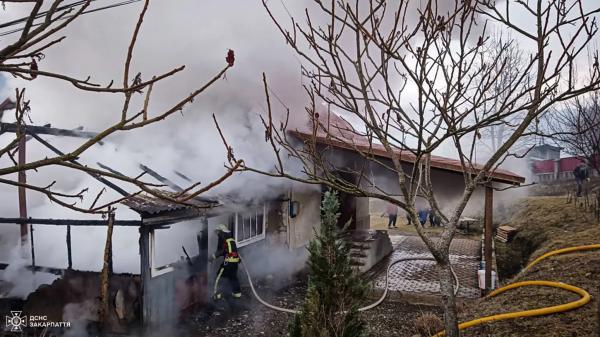  Тячівські рятувальники під час пожежі вберегли від знищення двоповерховий будинок 