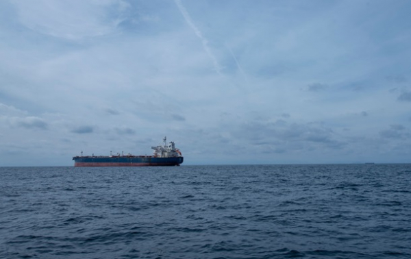 Десятки танкерів з російською нафтою застрягли через санкції США Десятки танкерів з російською нафтою застрягли через санкції США