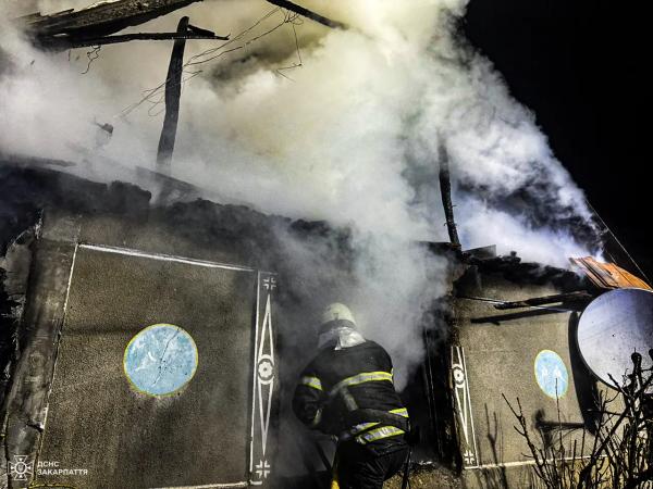  На Хустщині ночі рятувальники ліквідували дві пожежі в житловому секторі 