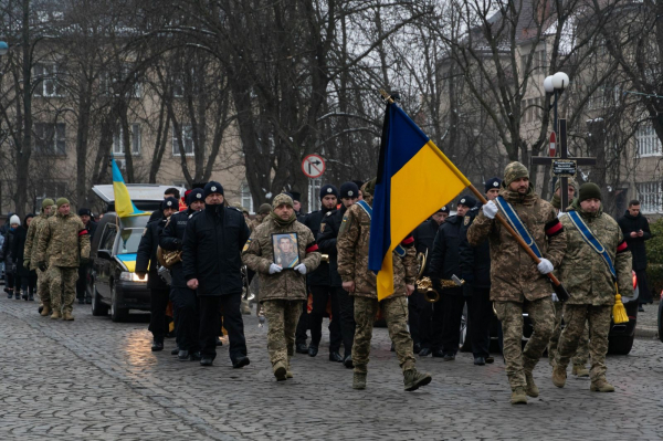  В Ужгороді провели в останню дорогу 37-річного солдата Валерія Маковського 