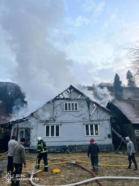  Рахівські рятувальники ліквідували значну пожежу у житловому будинку 