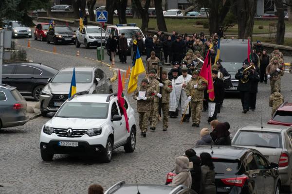  В Ужгороді провели в останню дорогу полеглого на війні прикордонника Дмитра Цацуру 