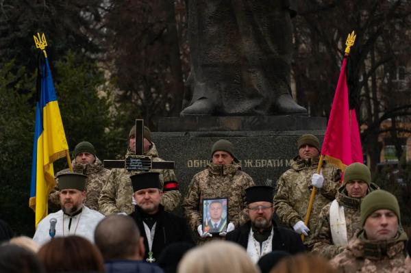  В Ужгороді провели в останню дорогу полеглого на війні прикордонника Дмитра Цацуру 