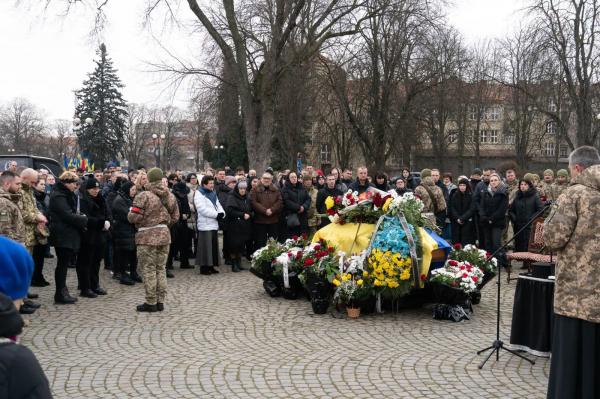  В Ужгороді провели в останню дорогу полеглого на війні прикордонника Дмитра Цацуру 