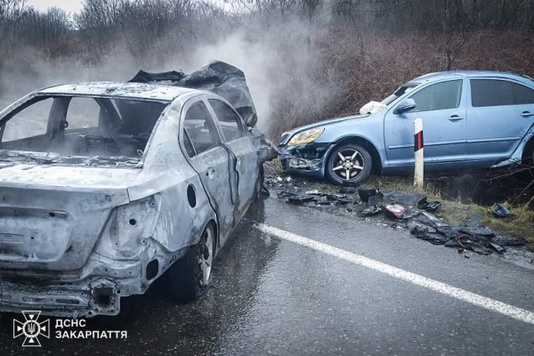  Стали відомі обставини зіткнення двох автомобілів на Берегівщині, внаслідок чого один із них загорівся 