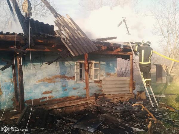  Рятувальники ДСНС та місцеві вогнеборці разом гасили пожежу у житловому будинку на Тячівщині 