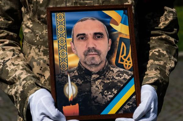  Ужгород сьогодні попрощався із 49-річним солдатом Віктором Чинадієм 