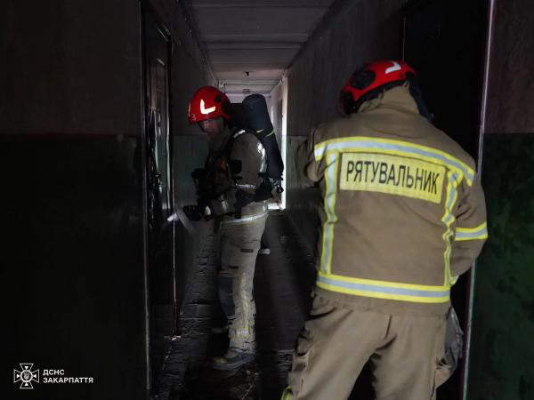  В Ужгороді рятувальники ліквідували пожежу на балконі квартири багатоповерхівки 