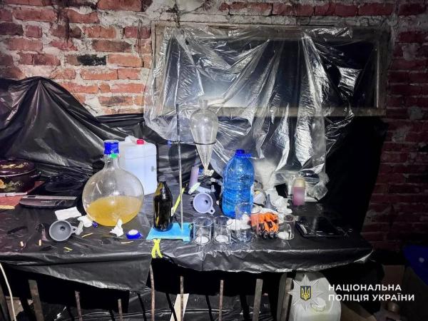  Поліція Закарпаття затримала зловмисника, причетного до організації та утримання масштабної нарколабораторії на Мукачівщині 