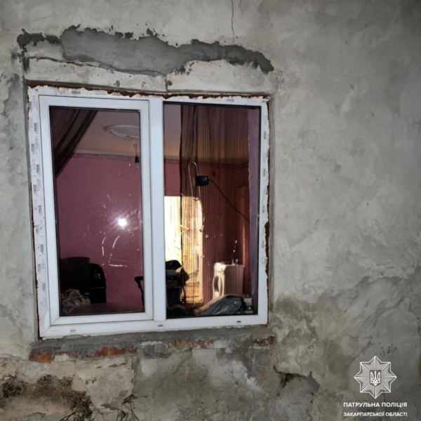  В Ужгороді водій таксі після поїздки, пошкодив два вікна будинку пасажирів 