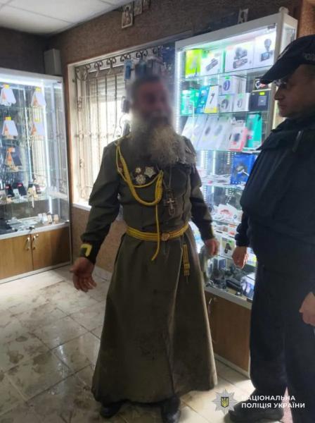  Двоє чоловіків розгулювали з радянською символікою селищем — поліція Міжгірʼя затримала їх 