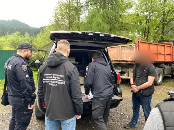  На Закарпатті прикордонники впіймали переправника, який спрямував свого клієнта в Тису і покинув 