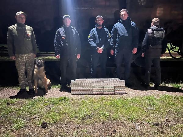  Закарпатські митники виявили контрабандні сигарети, приховані під вагонами 