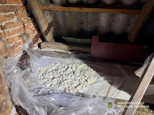  Поліція Закарпаття затримала зловмисника, причетного до організації та утримання масштабної нарколабораторії на Мукачівщині 