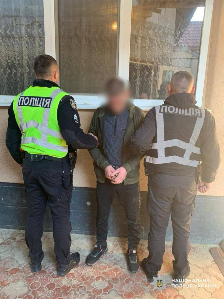  Вдарив ножем у шию: у Виноградові поліція затримали чоловіка, який під час сварки поранив свого знайомого 
