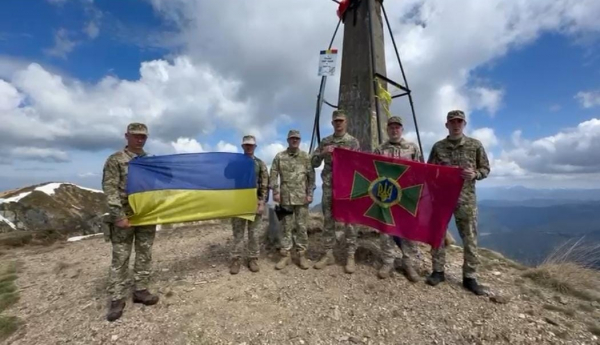  Мукачівські прикордонники здійснили символічне сходження на три карпатські вершини 