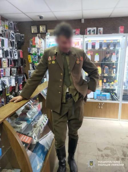  Двоє чоловіків розгулювали з радянською символікою селищем — поліція Міжгірʼя затримала їх 
