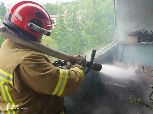  В Ужгороді рятувальники ліквідували пожежу на балконі квартири багатоповерхівки 