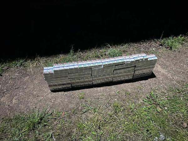  Закарпатські митники виявили контрабандні сигарети, приховані під вагонами 
