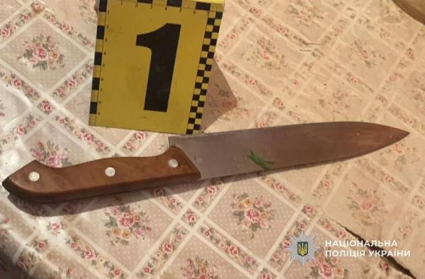  Вдарив ножем у шию: у Виноградові поліція затримали чоловіка, який під час сварки поранив свого знайомого 