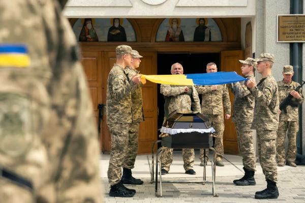  У Мукачеві попрощалися із полеглим на війні Костянтином Артюгіним 
