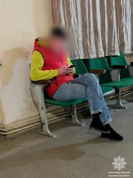  В Ужгороді водій таксі після поїздки, пошкодив два вікна будинку пасажирів 
