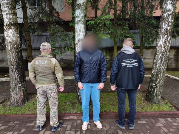  На Закарпатті прикордонники впіймали переправника, який спрямував свого клієнта в Тису і покинув 
