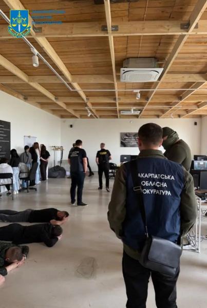  Українські та чеські правоохоронці викрили на Закарпатті учасників шахрайського кол-центру, які ошукували громадян ЄС 