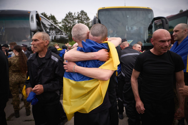  Відбувся ще один обмін полоненими: додому повернулися 303 українців 