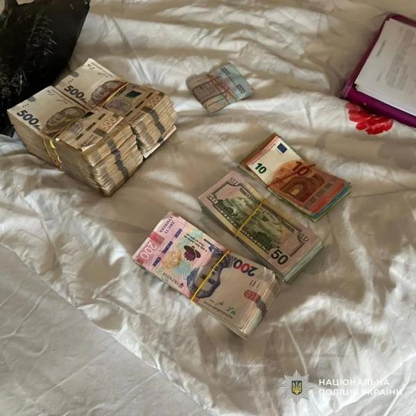  На Тячівщині поліція викрила корупційну схему: оголошено підозри працівниці ДМС та двом цивільним 
